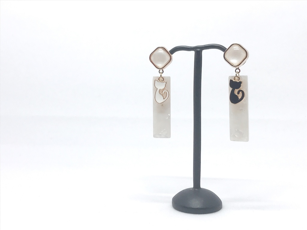 白いイヤリング*ピアス*(ねこ、グレー、メタル)