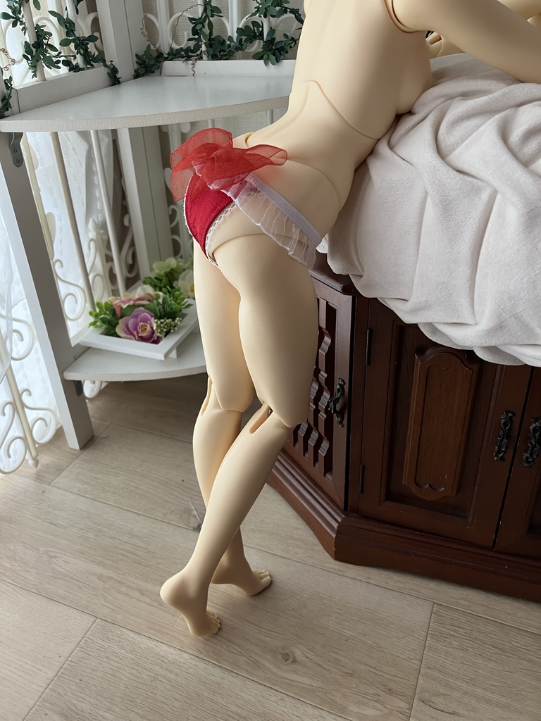 赤のシルクショーツ　大きなリボン付き　ショーツのみ６０㎝級ドール着用可能