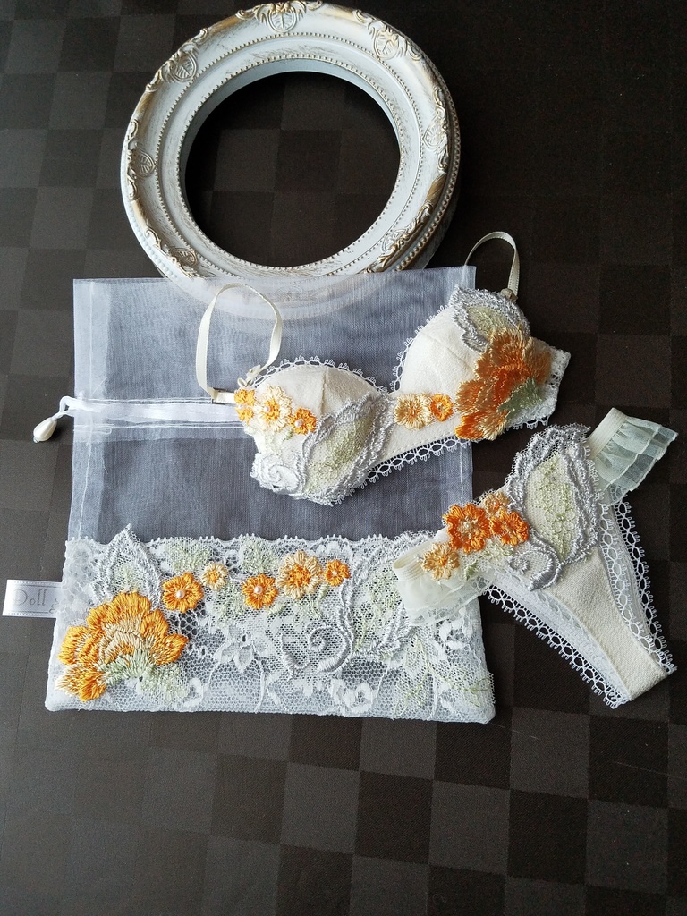 黄色の花刺繍ランジェリー＋同モチーフ収納袋　DDm胸.SDgr着用可能