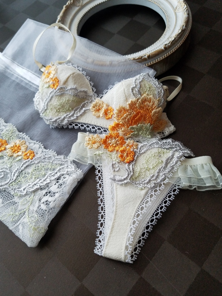 黄色の花刺繍ランジェリー＋同モチーフ収納袋　DDm胸.SDgr着用可能