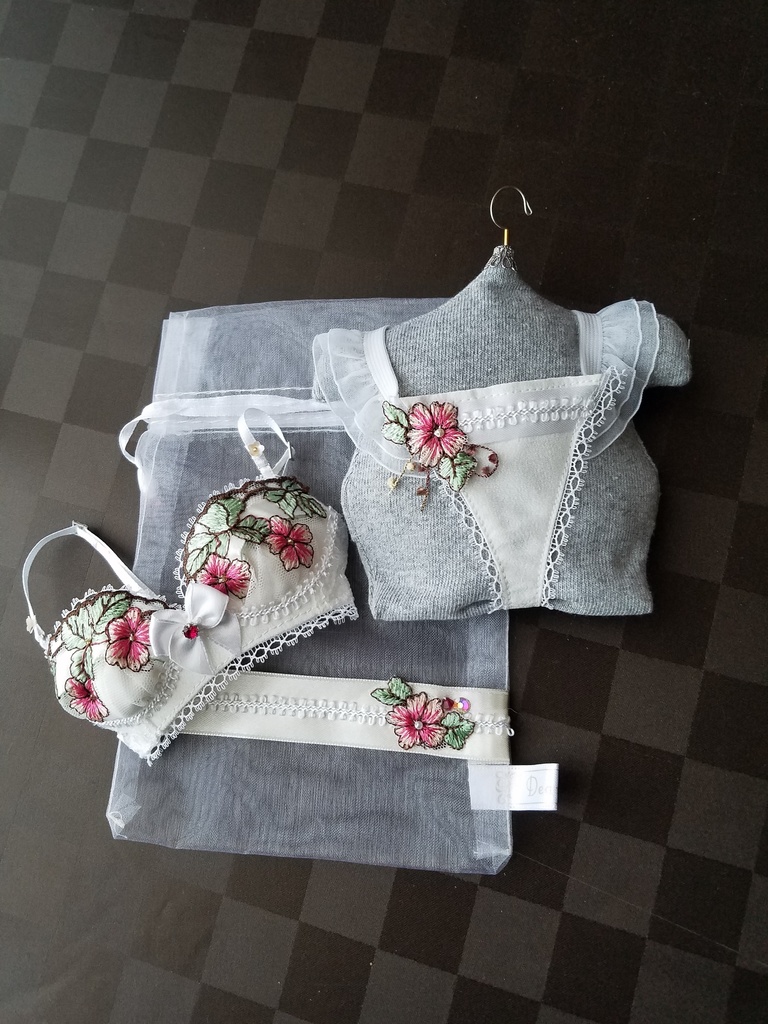 レトロなお花刺繍　①赤ラインストーン付き　ランジェリーセット＋専用収納袋