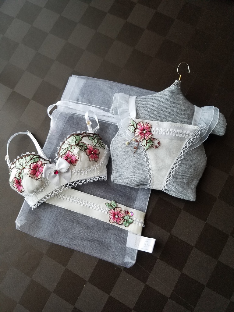 レトロなお花刺繍　①赤ラインストーン付き　ランジェリーセット＋専用収納袋