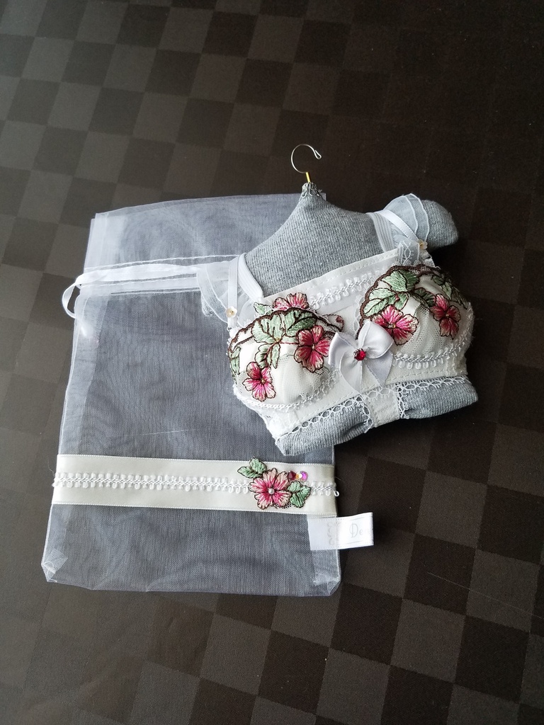 レトロなお花刺繍　①赤ラインストーン付き　ランジェリーセット＋専用収納袋