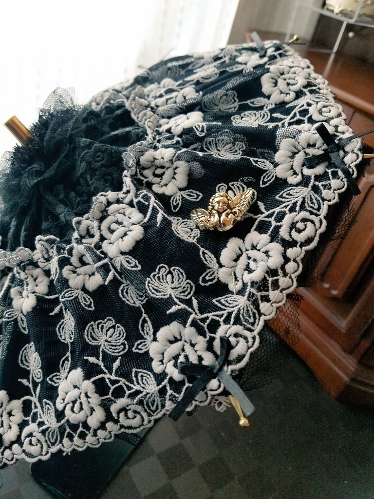黒基調白薔薇　やや直線的な傘