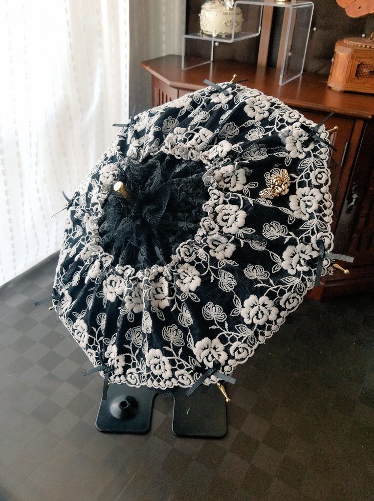 黒基調白薔薇　やや直線的な傘