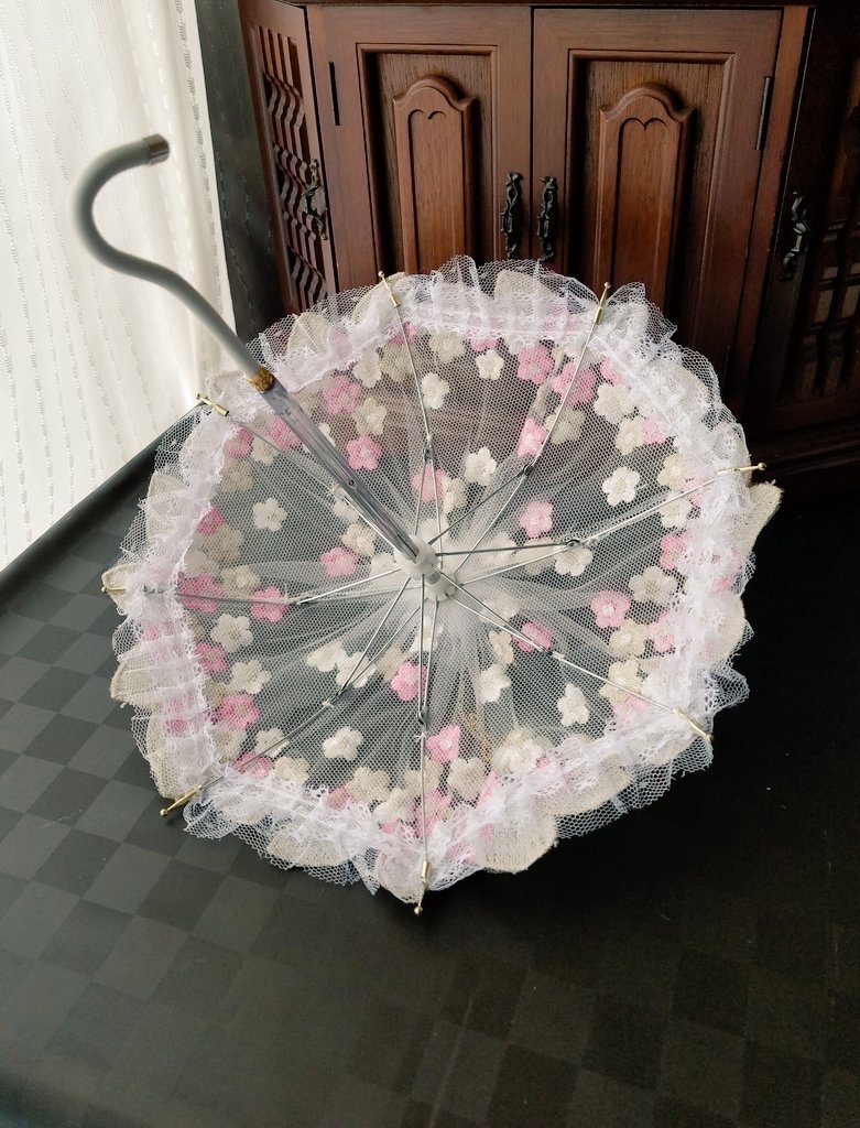 花びらの舞うパラソル　