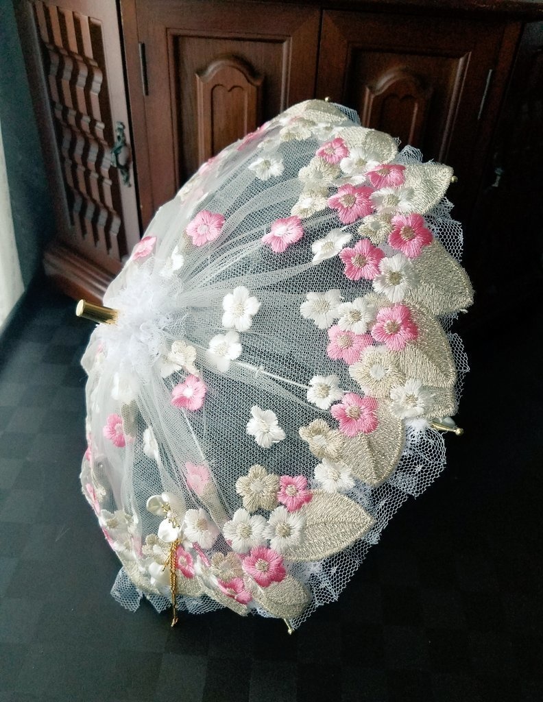花びらの舞うパラソル　
