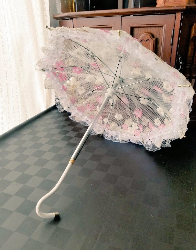 花びらの舞うパラソル　