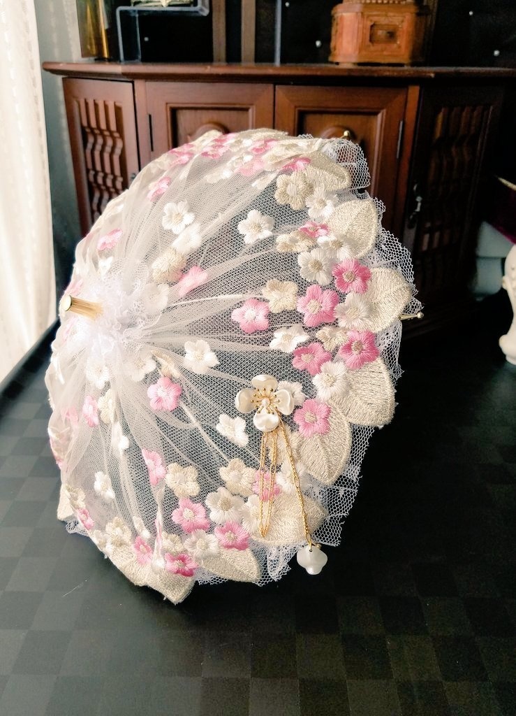 花びらの舞うパラソル　