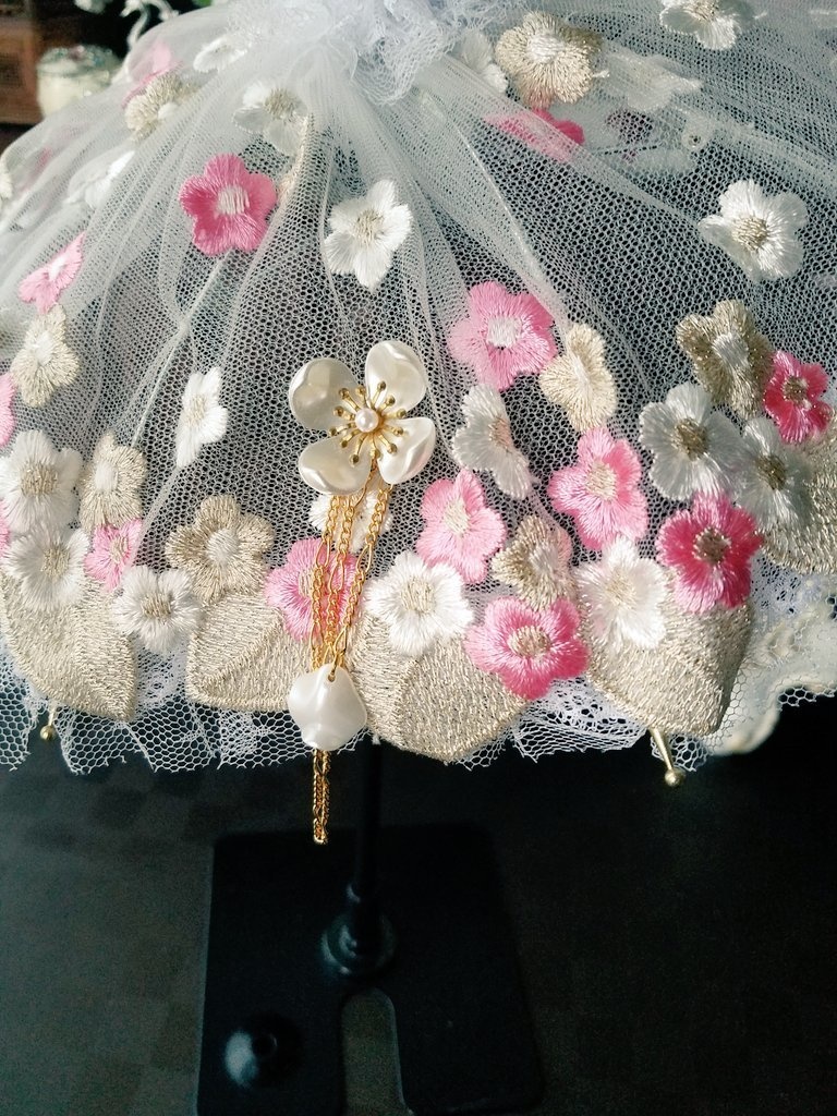 花びらの舞うパラソル　