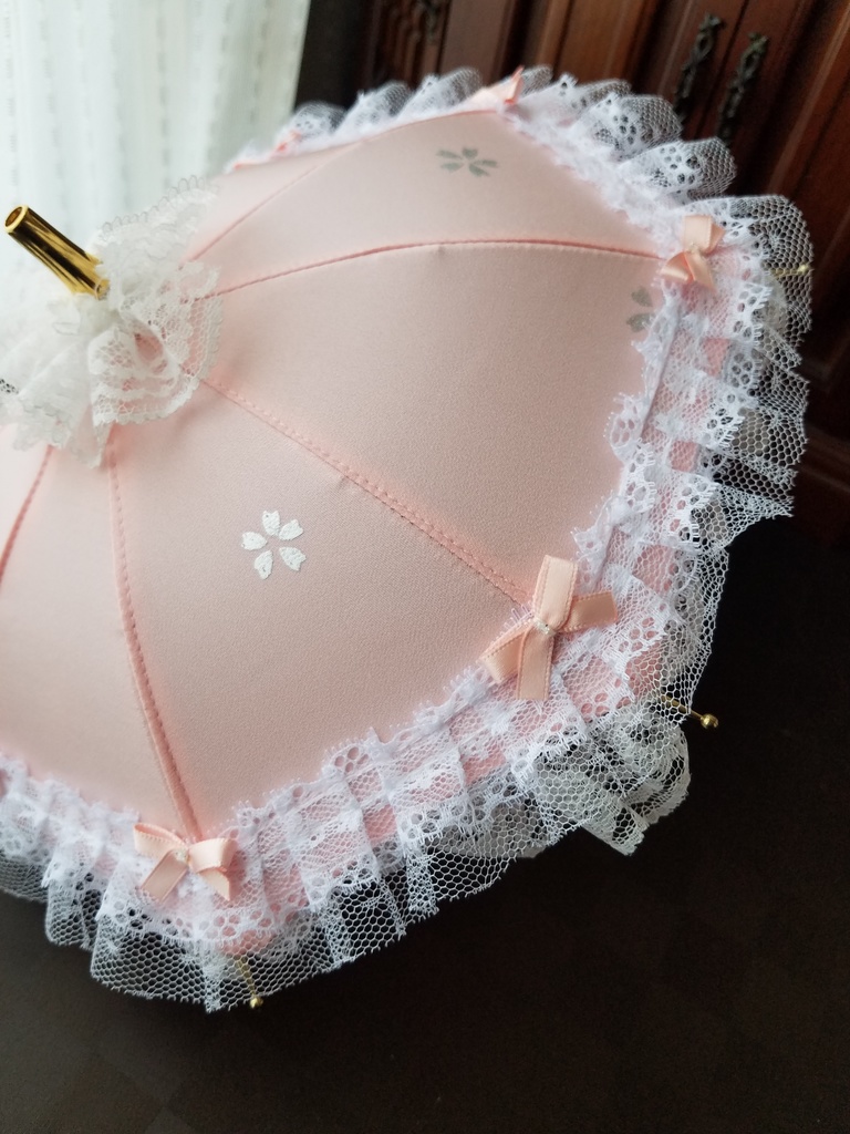 銀箔桜押しシルクベース　内側に　薄ピンク刺繍レース　