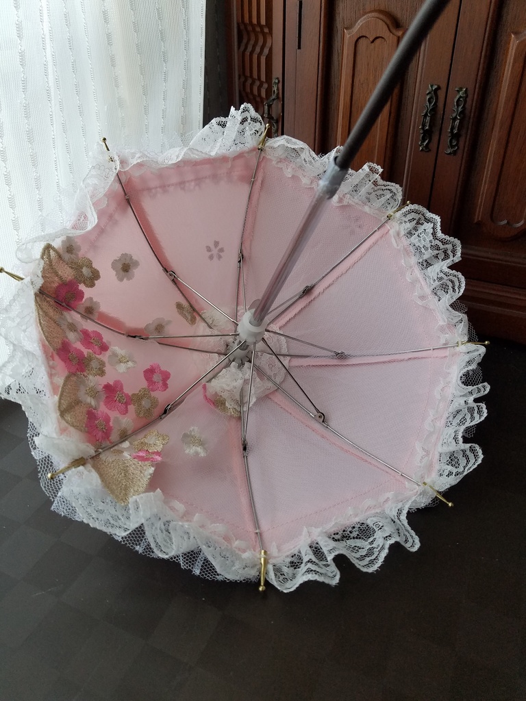 銀箔桜押しシルクベース　内側に　薄ピンク刺繍レース　