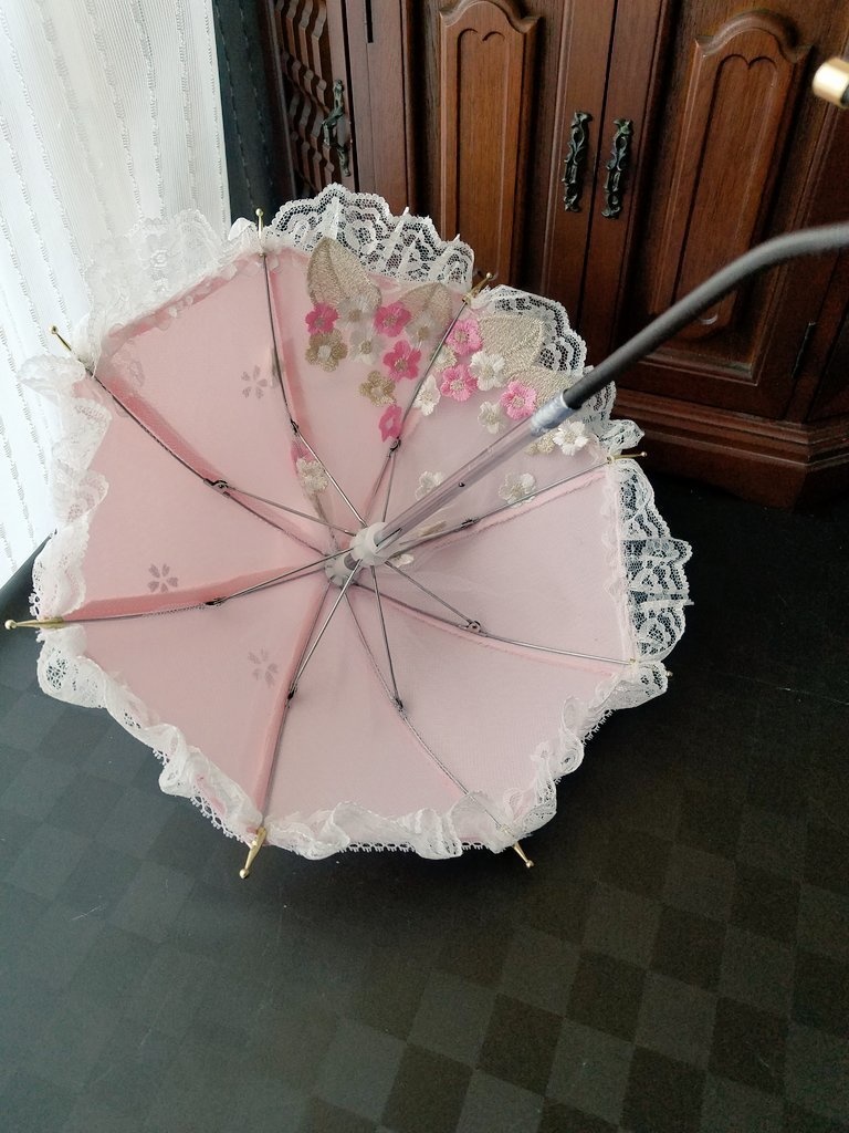 銀箔桜押しシルクベース　内側に　薄ピンク刺繍レース　