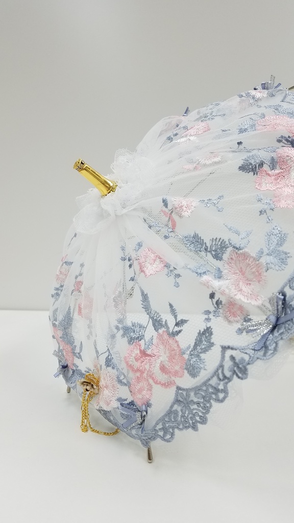 クラシカルな縁模様　薄ピンクのパラソル　薔薇のチャーム付き