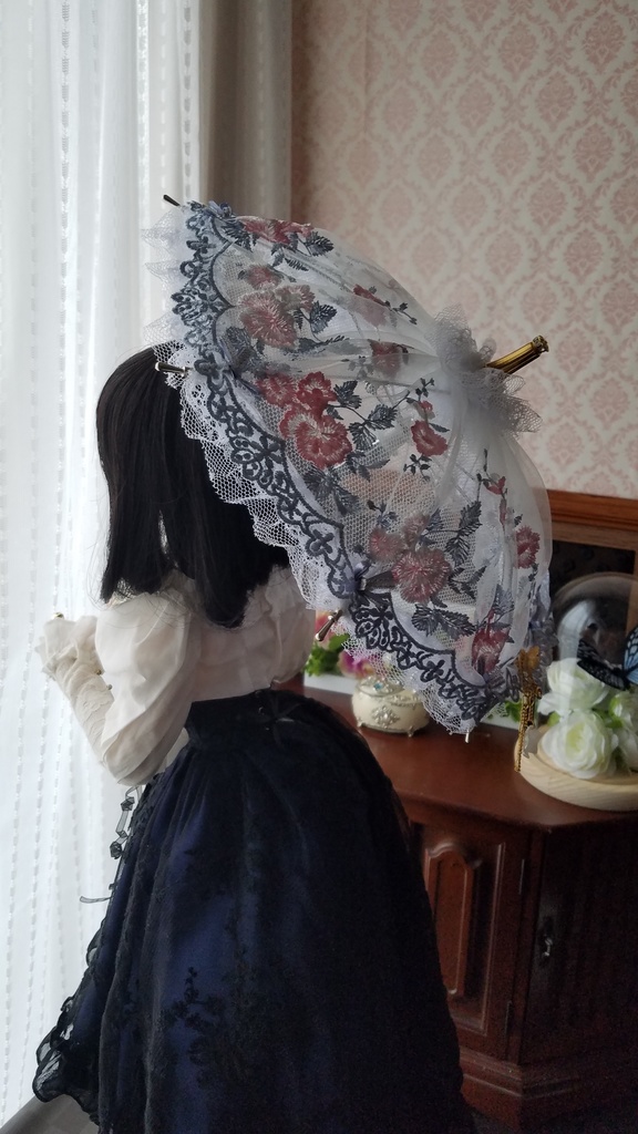 クラシカルな縁模様　薄ピンクのパラソル　薔薇のチャーム付き