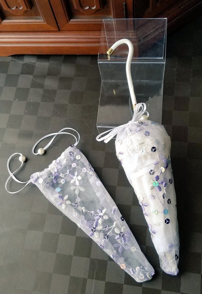 白サテン刺繍レース　蝶のチャーム付き　パラソル