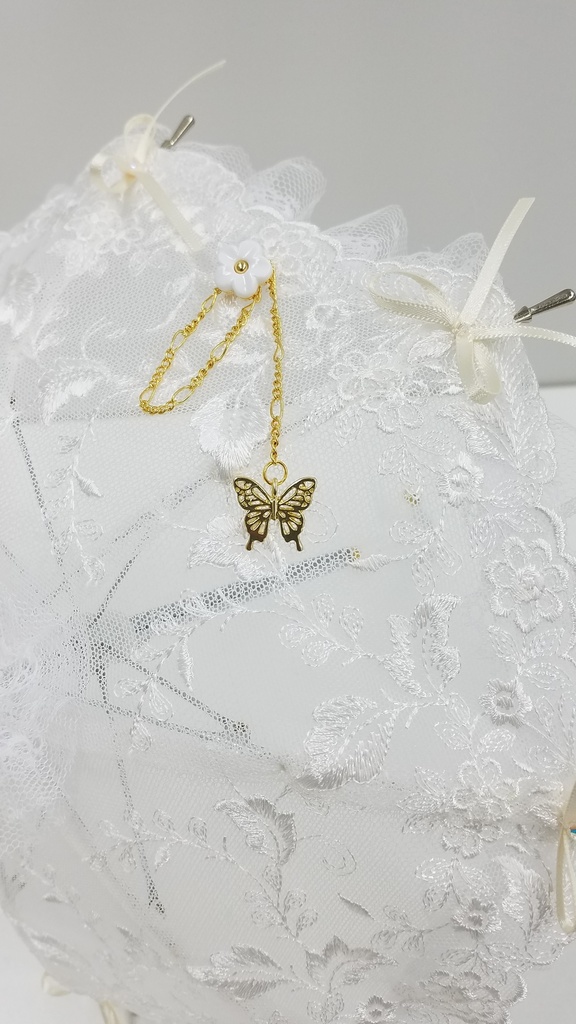 白サテン刺繍レース　蝶のチャーム付き　パラソル