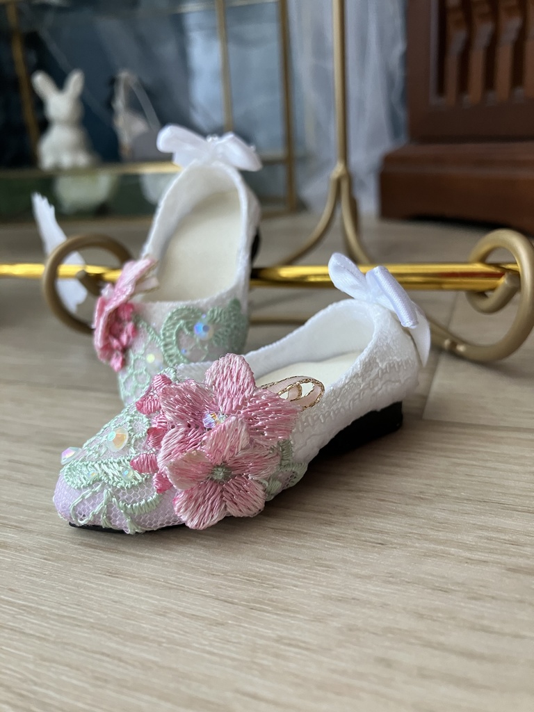 刺繡チュールレース・ピンクの花　ラインストーン付き　フラットパンプス