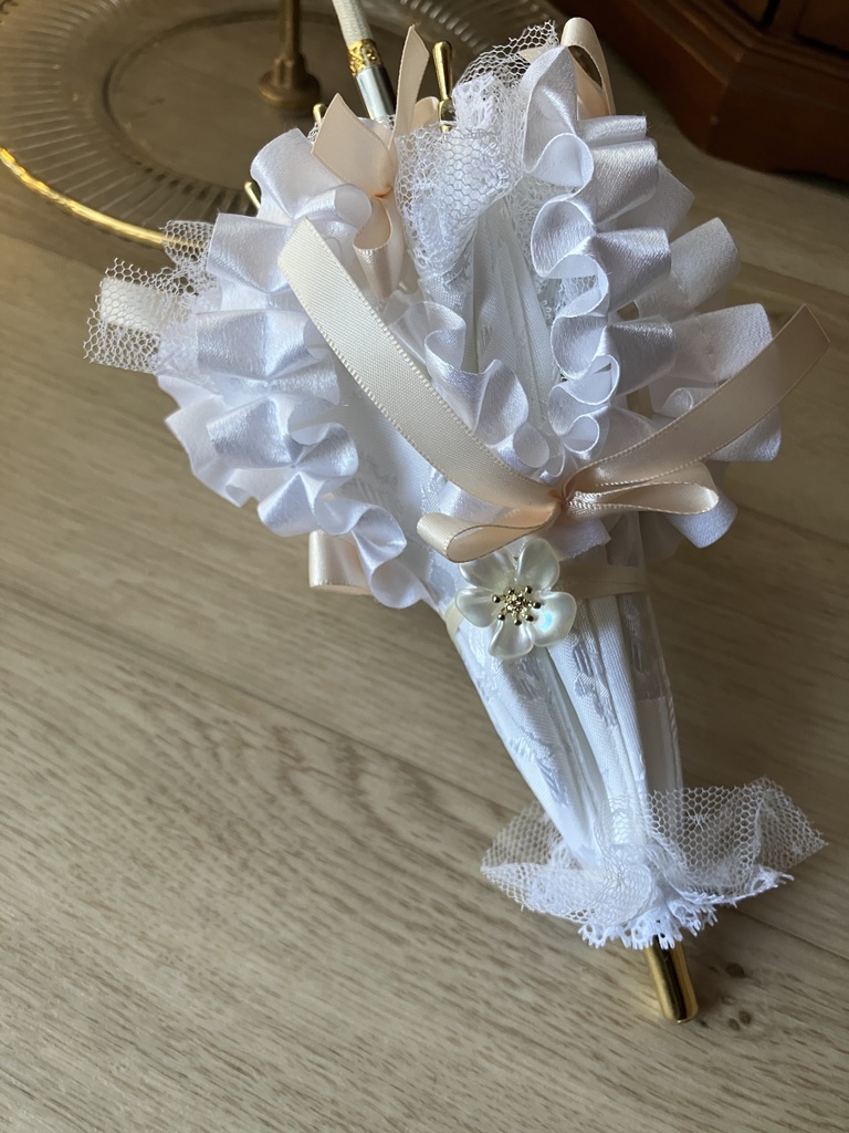 B：サテン盛フリル・ベージュピンクの白薔薇パラソル＋収納袋