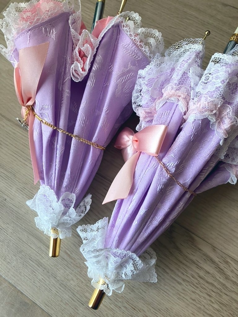 Ｉ：ライトパープル薔薇模様ピンクフリル＋リボンコサージュピン仕立て　収納袋付き