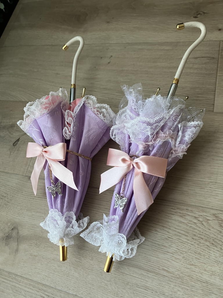 Ｉ：ライトパープル薔薇模様ピンクフリル＋リボンコサージュピン仕立て　収納袋付き