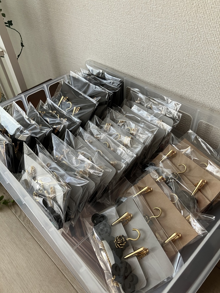 ランジェリーハンガー　金のバラ装飾