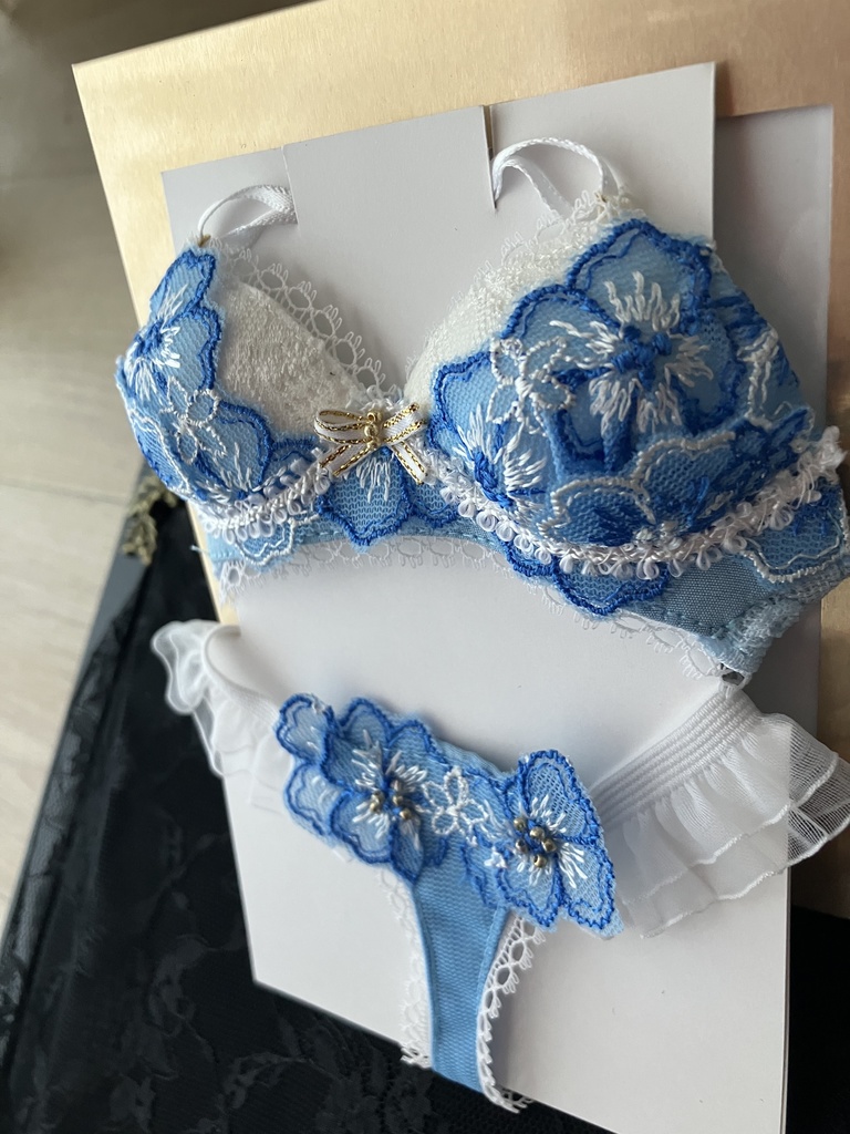 【推奨サイズ：SDgr　ＤＤ(M胸)】青い花束のブラショーツセット　C:胸元リボンが金ライン白サテン