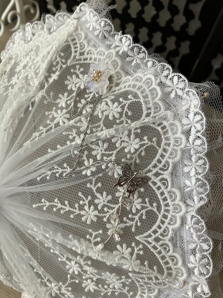 白い花刺繍レース＋蝶々モチーフ