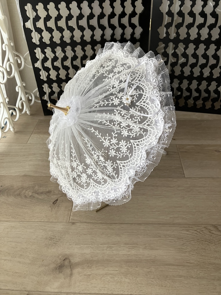 白い花刺繍レース＋蝶々モチーフ