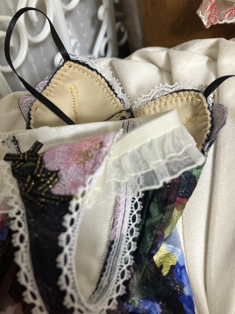 黒ベースカラフルな花柄　スリップドレス　DD M胸推奨　フリーサイズ　