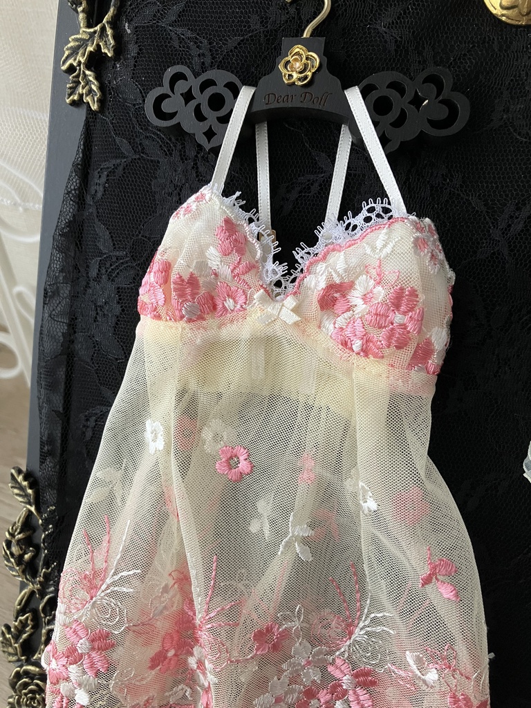  黄色ベース　ピンクと白の花刺繍柄　胸元柄多　スリップドレス　DD M胸推奨　フリーサイズ　