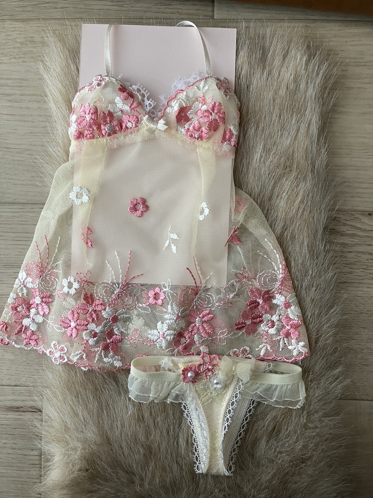  黄色ベース　ピンクと白の花刺繍柄　胸元柄多　スリップドレス　DD M胸推奨　フリーサイズ　