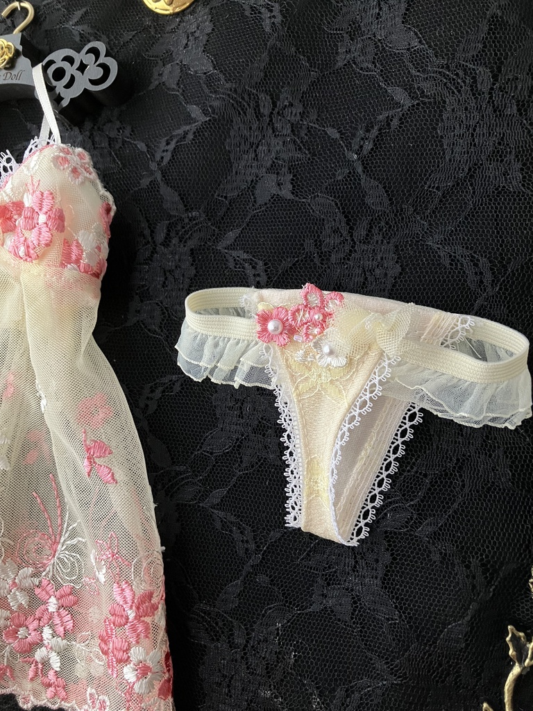  黄色ベース　ピンクと白の花刺繍柄　胸元柄多　スリップドレス　DD M胸推奨　フリーサイズ　