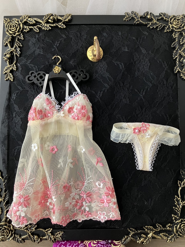  黄色ベース　ピンクと白の花刺繍柄　胸元柄多　スリップドレス　DD M胸推奨　フリーサイズ　