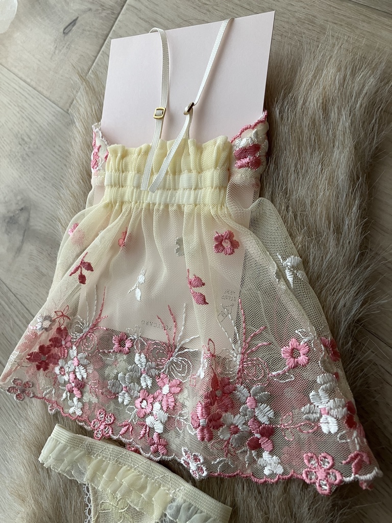 黄色ベース　ピンクと白の花刺繍柄　胸元柄多　スリップドレス　DD M胸推奨　フリーサイズ　