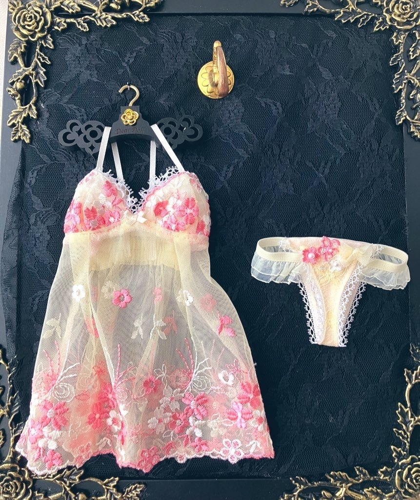  黄色ベース　ピンクと白の花刺繍柄　胸元柄多　スリップドレス　DD M胸推奨　フリーサイズ　