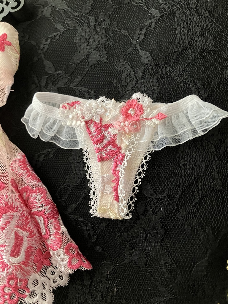 薔薇刺繍レース　スリップドレス　胸元白いフリル