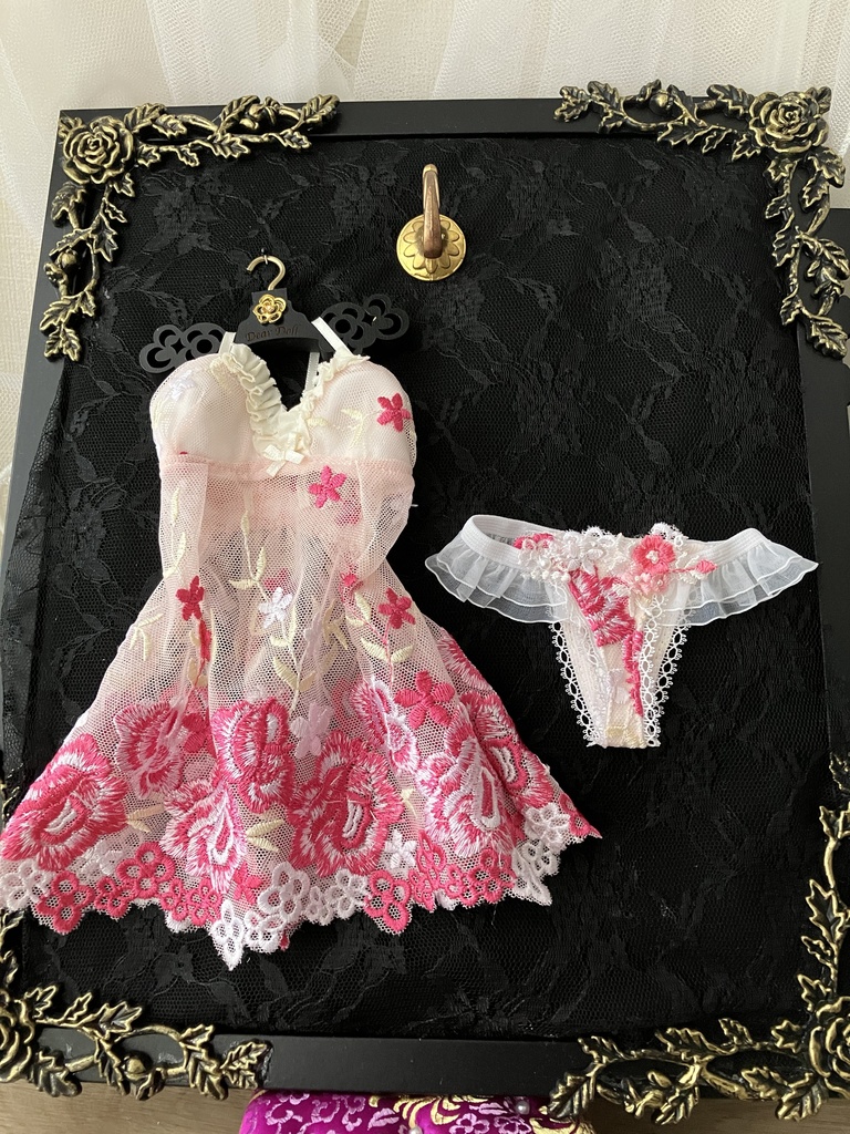 薔薇刺繍レース　スリップドレス　胸元白いフリル