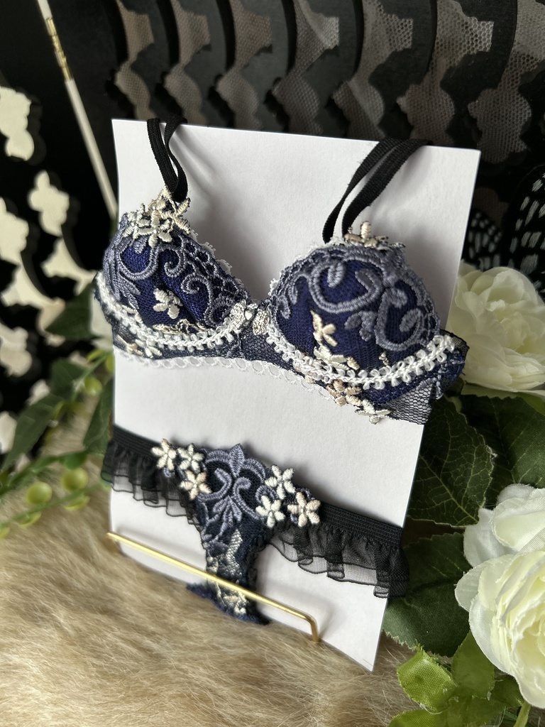 DD M胸　紺色刺繡花ランジェリー　B