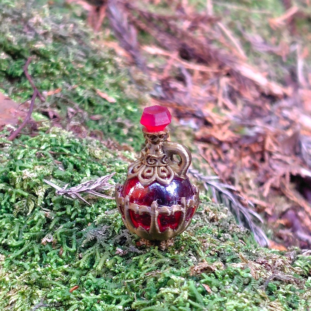 【レッドポーションストラップ】ファンタジー/魔法のアイテム/レジン/ガラス