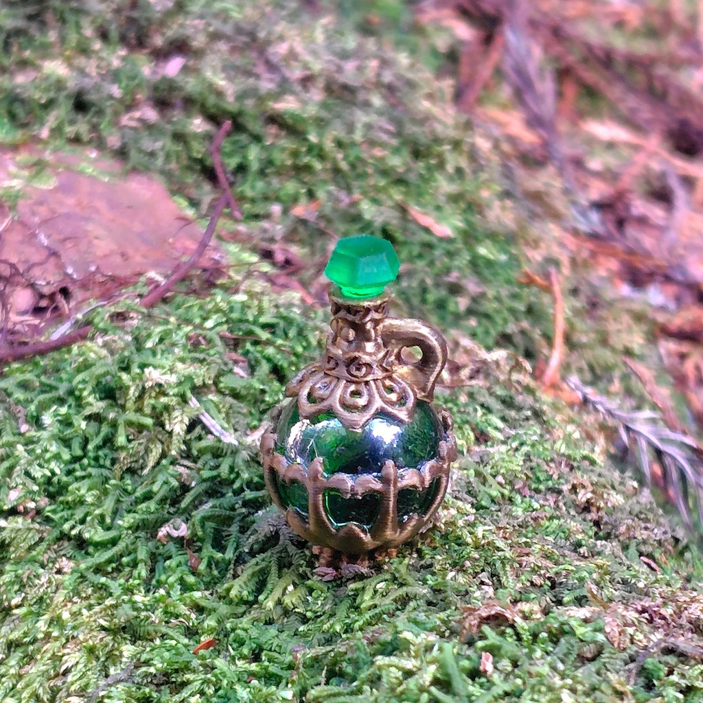 【グリーンポーションストラップ】ファンタジー/魔法のアイテム/レジン/ガラス