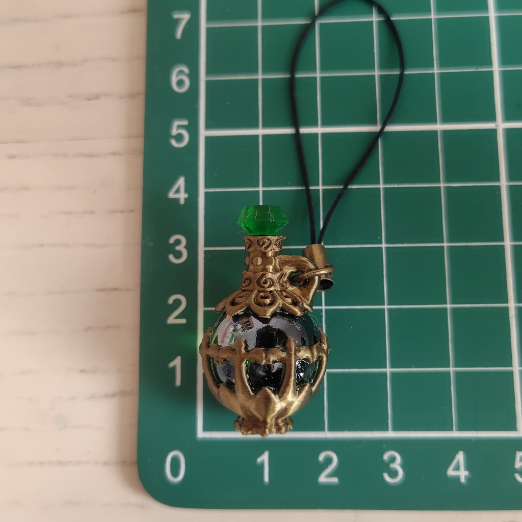 【グリーンポーションストラップ】ファンタジー/魔法のアイテム/レジン/ガラス