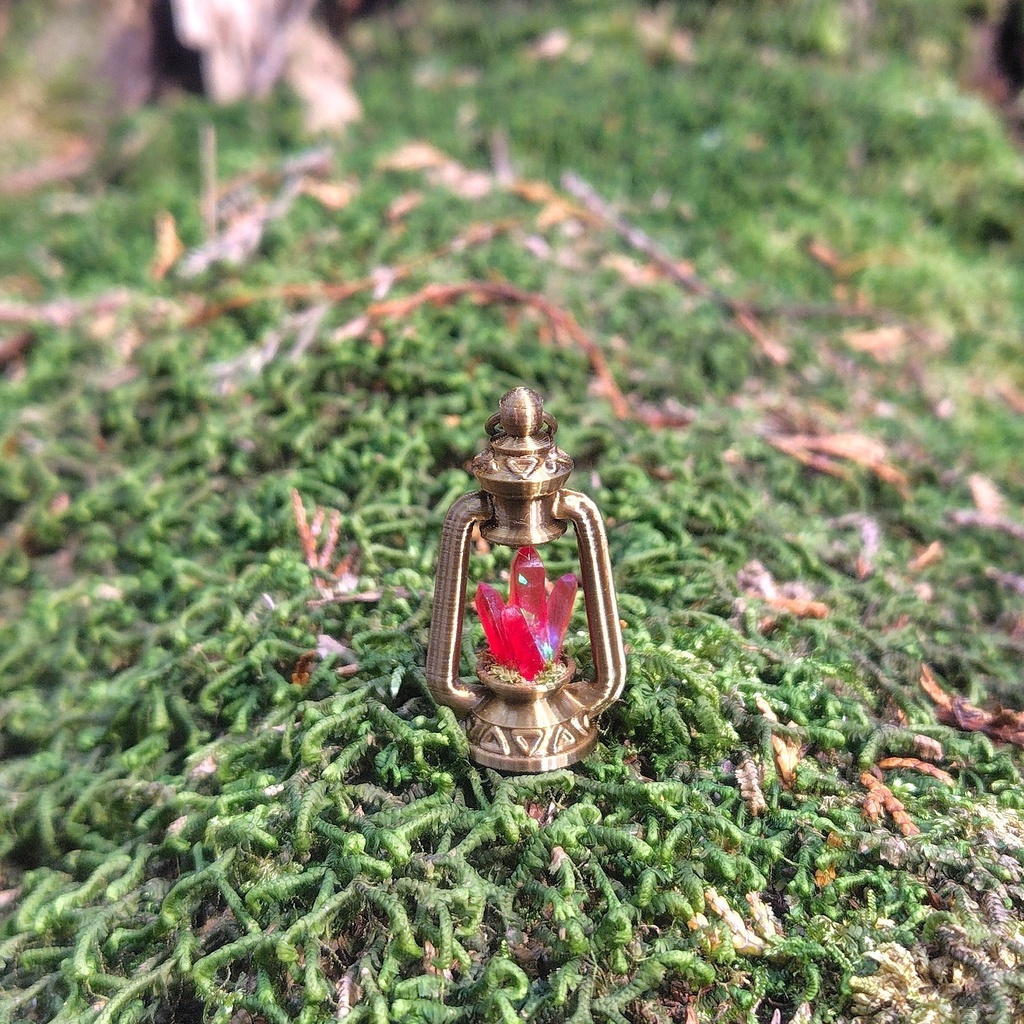 【赤魔鉱石のランタン(小)ストラップ】ファンタジー/魔法のアイテム/レジン