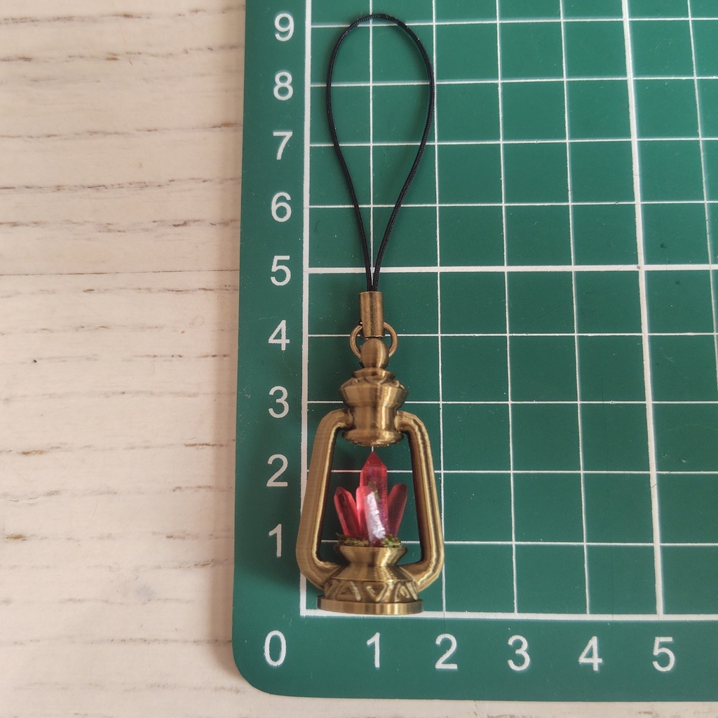 【赤魔鉱石のランタン(小)ストラップ】ファンタジー/魔法のアイテム/レジン