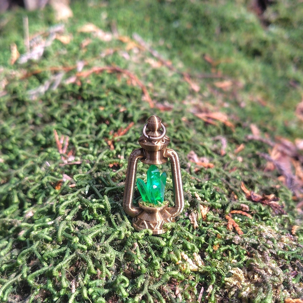 【緑魔鉱石のランタン(小)ストラップ】ファンタジー/魔法のアイテム/レジン