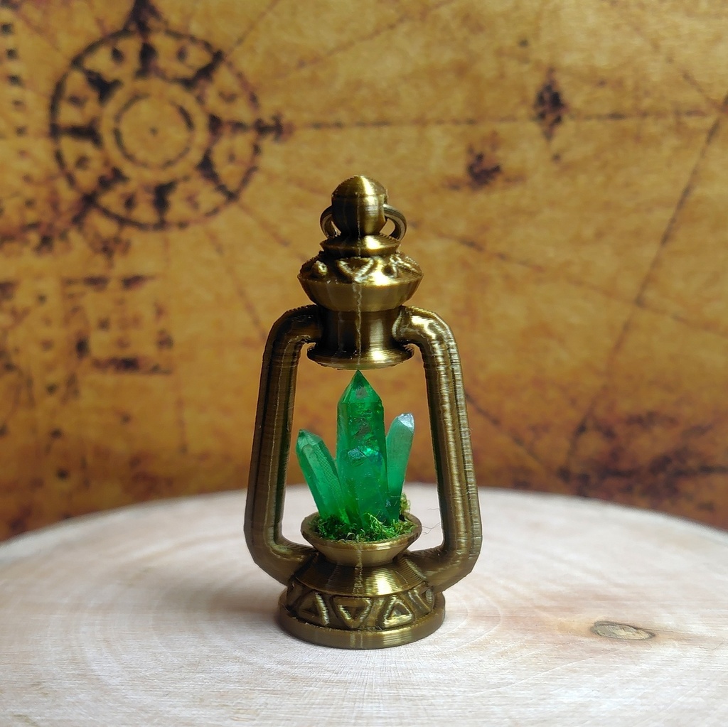 【緑魔鉱石のランタン(小)ストラップ】ファンタジー/魔法のアイテム/レジン