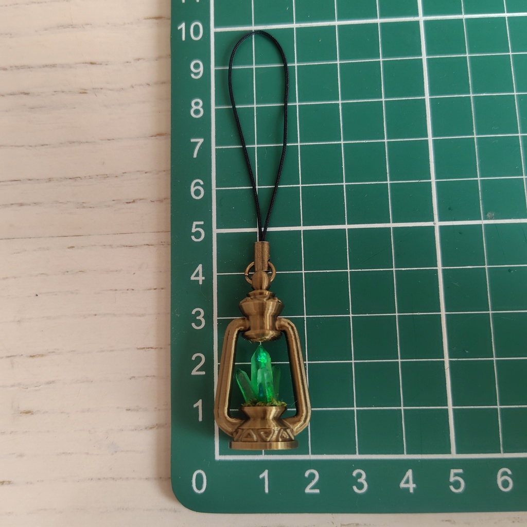 【緑魔鉱石のランタン(小)ストラップ】ファンタジー/魔法のアイテム/レジン