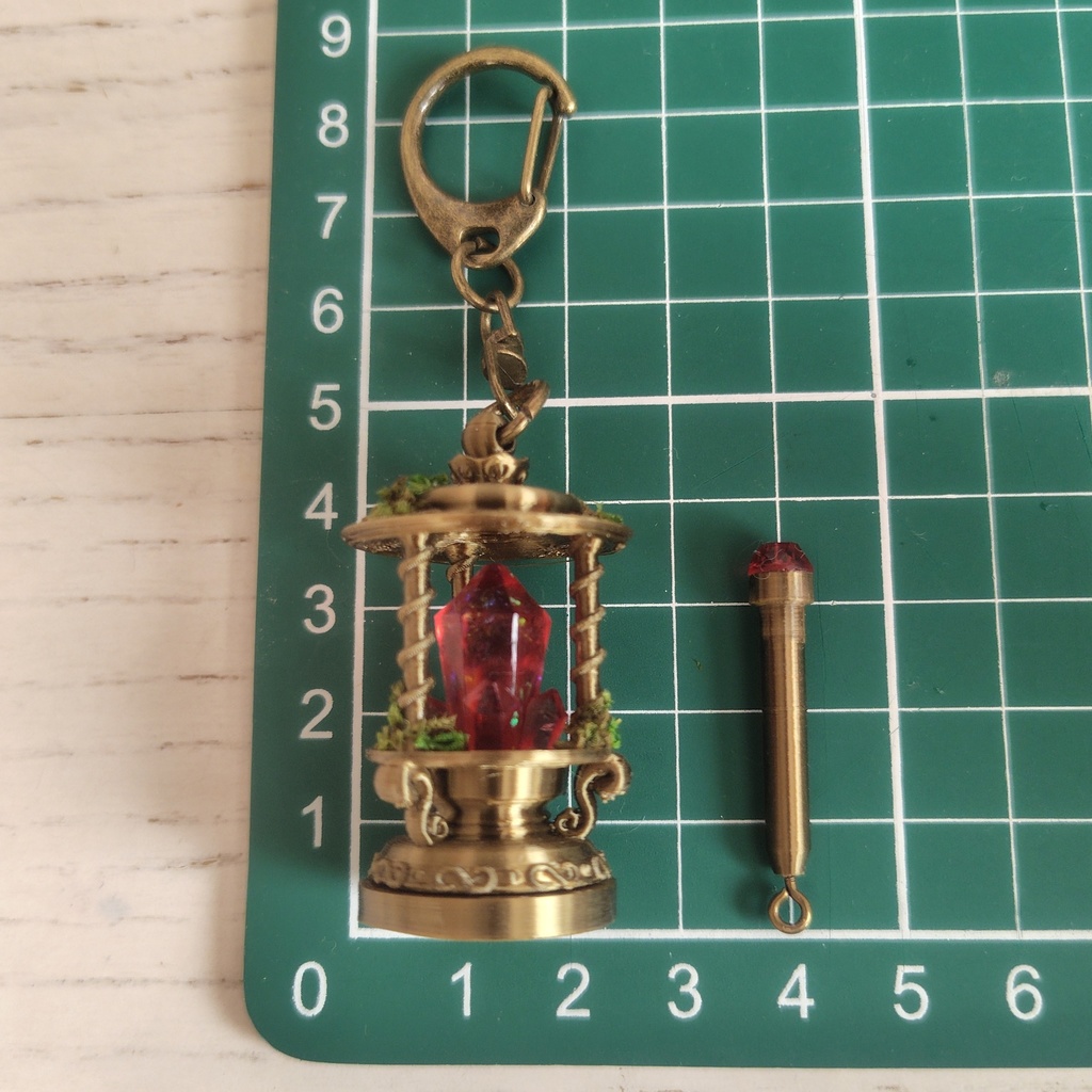 【赤魔鉱石のランタン(大)キーホルダー】ファンタジー/魔法のアイテム/レジン/LEDライト