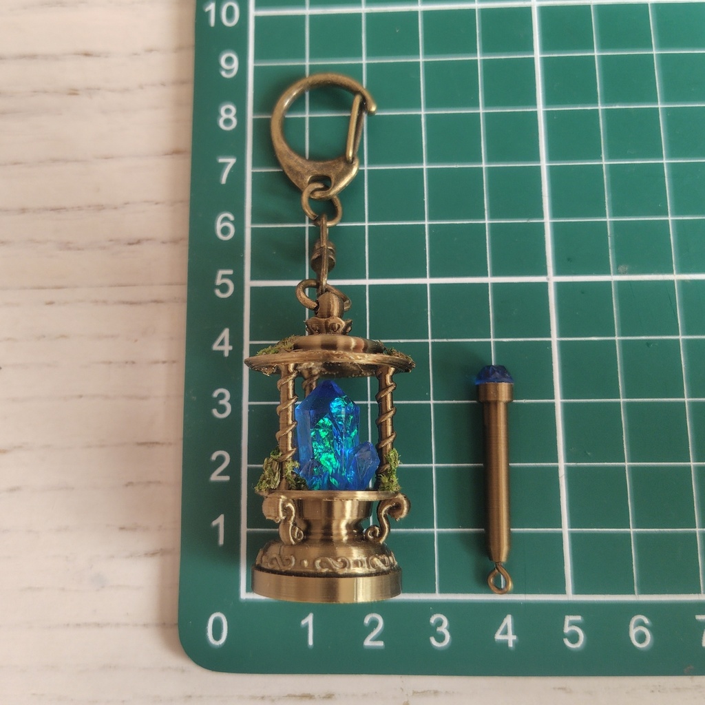【青魔鉱石のランタン(大)キーホルダー】ファンタジー/魔法のアイテム/レジン/LEDライト