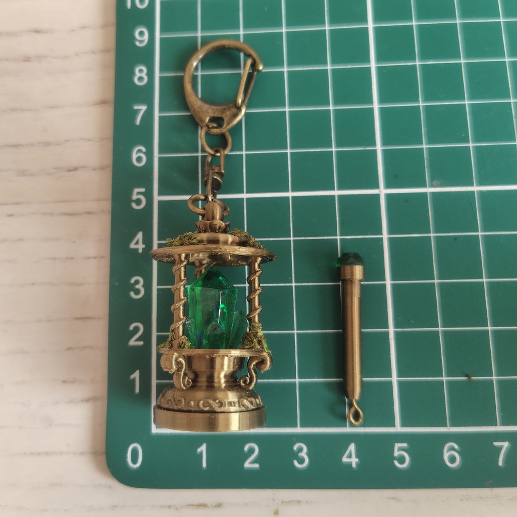 【緑魔鉱石のランタン(大)キーホルダー】ファンタジー/魔法のアイテム/レジン/LEDライト